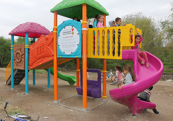 Pazarcık Belediyesi 11 Mahalleye Park Yapıyor