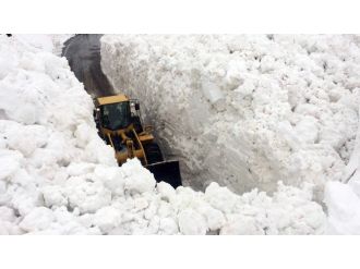 Yola çığ düştü !