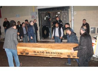 çocukları evdeyken karısını öldürdü polisi aradı