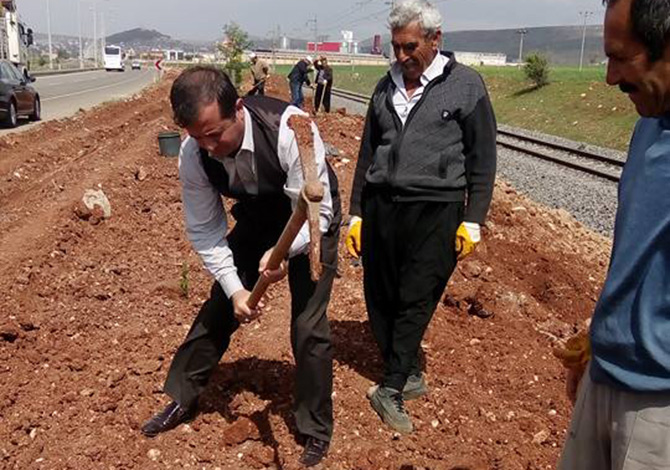 İlçeyi Elleriyle Yeşillendiriyor