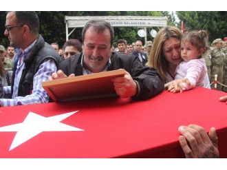 Şehit babasını böyle uğurladı