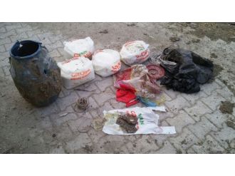 Parke taşları altında bomba malzemeleri bulundu