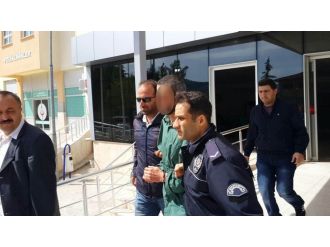 Annesinin Başını Kesti