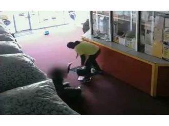 Kadın silahlı saldırgana ölümüne direndi