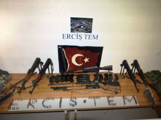 Van’da çok sayıda silah ve mühimmat ele geçirildi