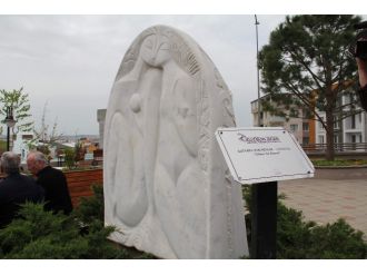 İlçeyi karıştıran heykel