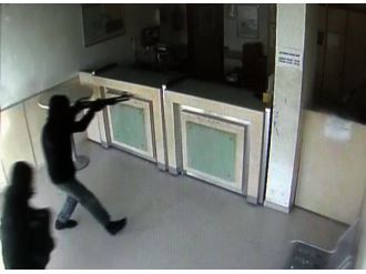 Çocukların PTT’de pompalı soygunu kamerada