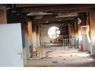 2 okul ve bir diyaliz merkezini ateşe verdiler