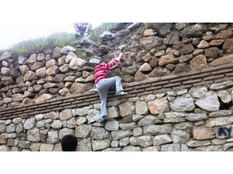 Tarihi surlara tehlikeli tırmanış