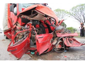 Sürücünün feci ölümü: İki TIR’ın arasında preslendi