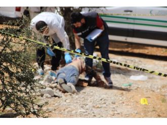 Belediyenin temizlik ekipleri erkek cesedi buldu !