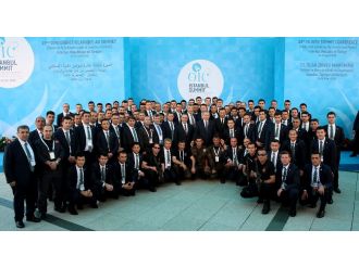 Erdoğan zirve görevlileriyle objektiflere gülümsedi