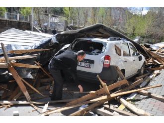 Fırtına yıktı geçti