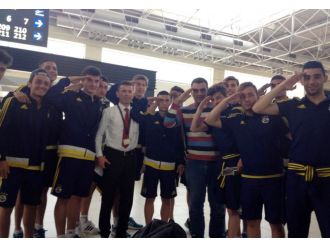 Fenerbahçe U17 futbolcularından askere büyük jest