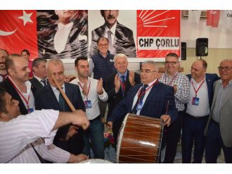 Belediye başkanı davul çalıp bahşiş topladı