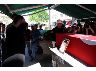 Şehit kardeşini asker selamıyla uğurladı