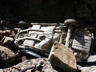 Otomobil uçuruma yuvarlandı: 1 ölü, 1 yaralı