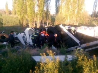 TIR şarampole devrildi: 1 ölü