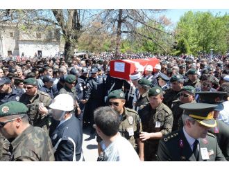 Şehidi binler uğurladı