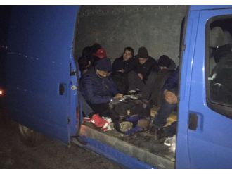 4 ilde operasyon: 366 kaçak göçmen yakalandı, 8 gözaltı