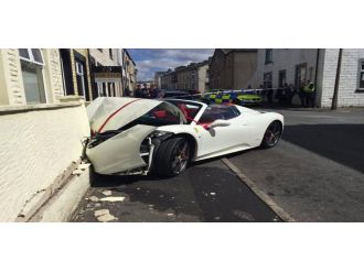 Düğün için kiraladığı Ferrari’yi bu hale getirdi