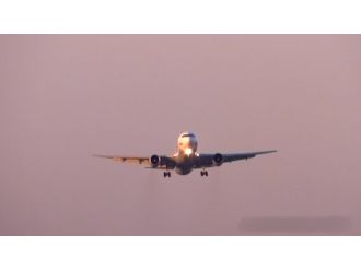 Pilottan kuleye: Uçaklar sola yatıyor