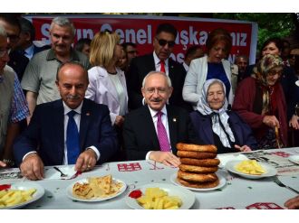 Kılıçdaroğlu yöresel kahvaltı sofrasına oturdu
