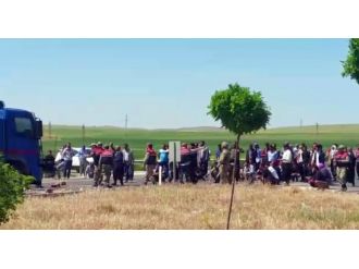 Yeni sayaç istemeyen çiftçiler yol kapattı