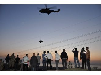 Paraşütçü helikopterin rüzgarıyla yere çakıldı