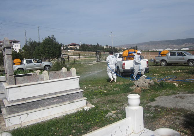 118 Mezarlıkta Ot Mücadelesi Ve İlaçlama Yapıldı