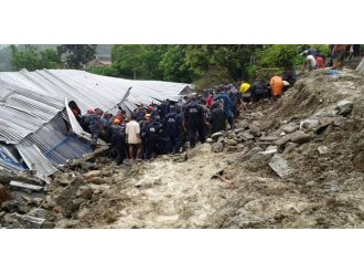 Hindistan’da toprak kayması: 16 ölü!