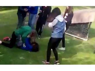 Kız öğrenciler tekme tokat kavga etti