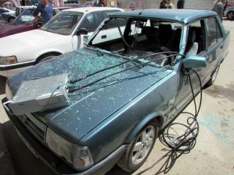 Baz istasyonundan kopan parça aracın üzerine düştü