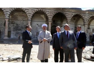 Teröristlerin tahrip ettiği camiyi gezdi