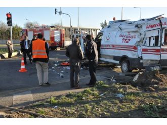 Ambulans ile otomobil çarpıştı: 2 ölü, 3 yaralı