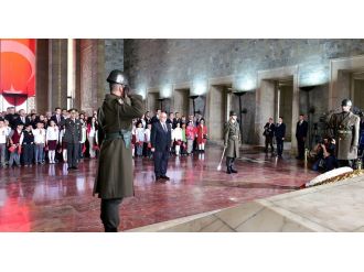 Bakan Avcı çocuklarla Ata’nın huzuruna çıktı