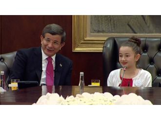 Başbakan Davutoğlu’nun koltuğuna oturdu