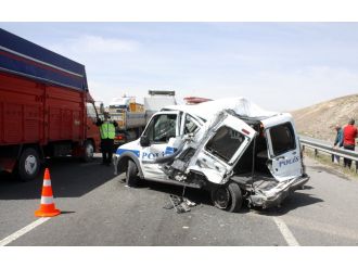 Polis aracı kaza yaptı: 3 yaralı