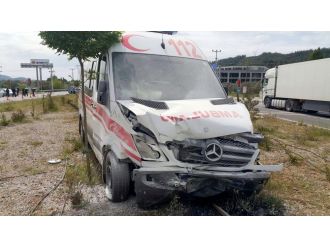 Hasta taşıyan ambulans otomobille çarpıştı: 1 ölü