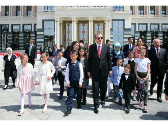 Cumhurbaşkanı minik konuklarına Külliye’yi gezdirdi