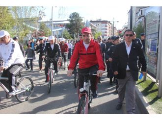 Bakan Yılmaz sağlıklı yaşam için pedal çevirdi