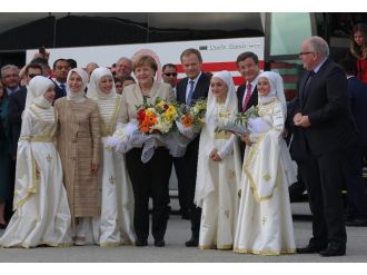 Davutoğlu ve Merkel sığınmacılarla buluştu