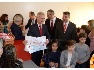 Alman Belediye Başkanı koltuğunu Türk öğrenciye verdi