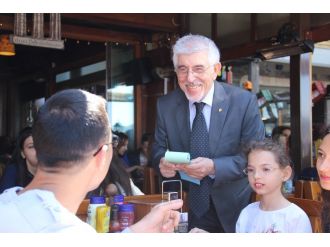 Profesör garsonluğa başladı