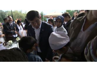 Davutoğlu Çankaya Köşkü’nde çocuklarla bir araya geldi