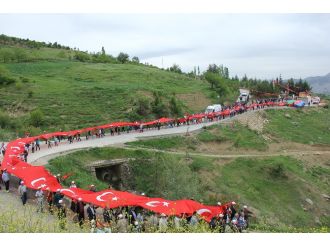 Soykırım iddialarına karşı dev bayrakla yürüdüler