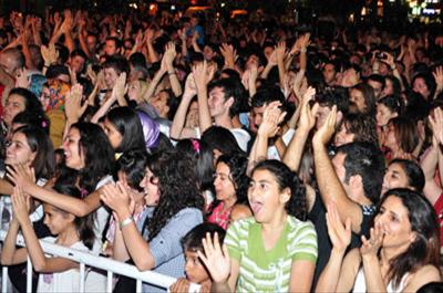 Kuşadasında Mustafa Ceceli rüzgarı