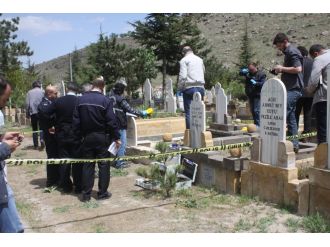 Babasının mezarında intihar etti