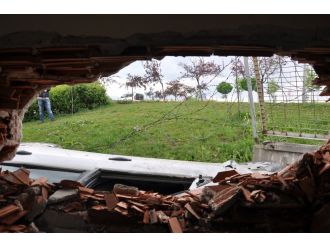 Uçan otomobil duvarı deldi!