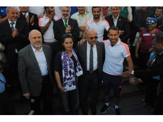 Şampiyon futbolcudan görülmemiş evlenme teklifi